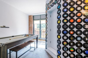 Stylish Apartment, Pool Table, Sleep 6, Central Location